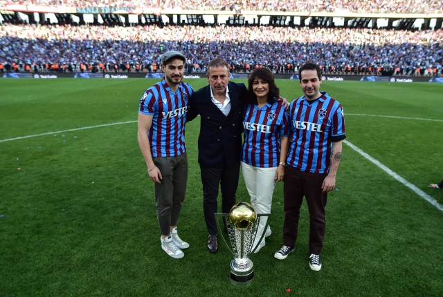 Trabzonspor İstanbul’da kupa ile taraftarını selamladı. Foto Haber 21