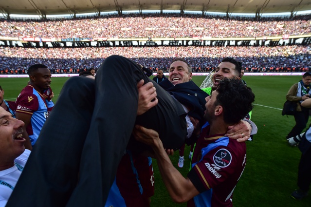 Trabzonspor İstanbul’da kupa ile taraftarını selamladı. Foto Haber 24