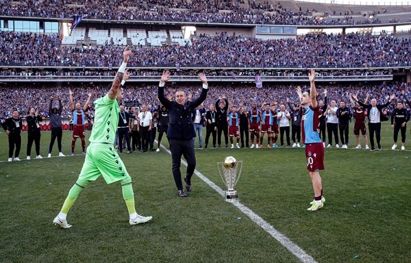 Trabzonspor İstanbul’da kupa ile taraftarını selamladı. Foto Haber 7