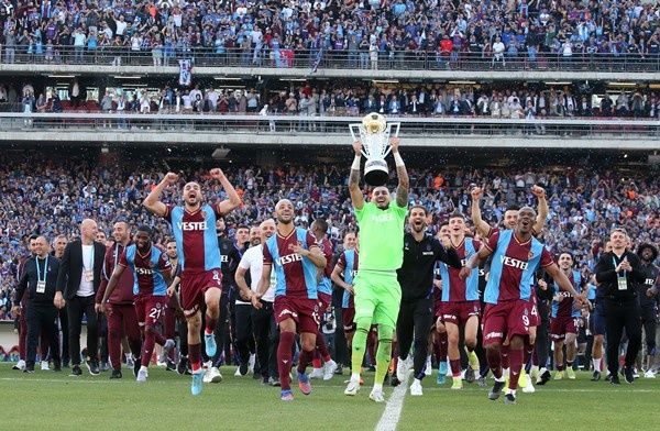 Trabzonspor İstanbul’da kupa ile taraftarını selamladı. Foto Haber 5