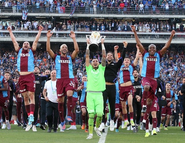 Trabzonspor İstanbul’da kupa ile taraftarını selamladı. Foto Haber 12