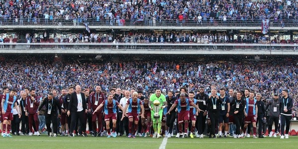 Trabzonspor İstanbul’da kupa ile taraftarını selamladı. Foto Haber 11