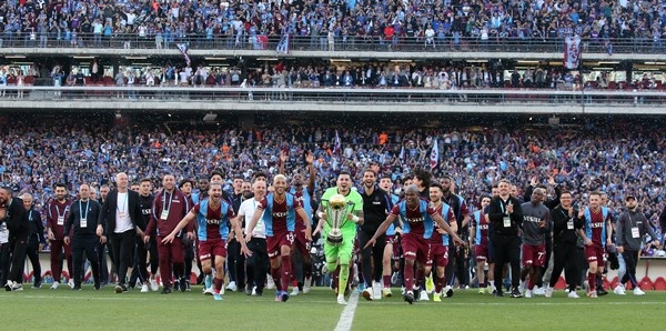 Trabzonspor İstanbul’da kupa ile taraftarını selamladı. Foto Haber 10