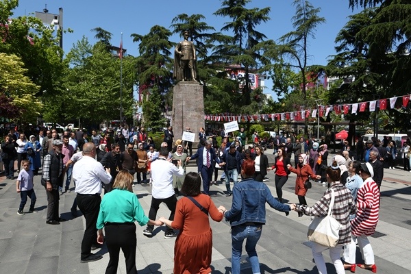 Trabzon'da "Biz Büyük Bir Aileyiz" yürüyüşü yapıldı. Foto Galeri 7