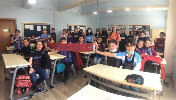 Trabzon'da Mehmet Akif Ersoy Ortaokulu öğrencilerinden şampiyonluk kutlaması. Foto Haber 1