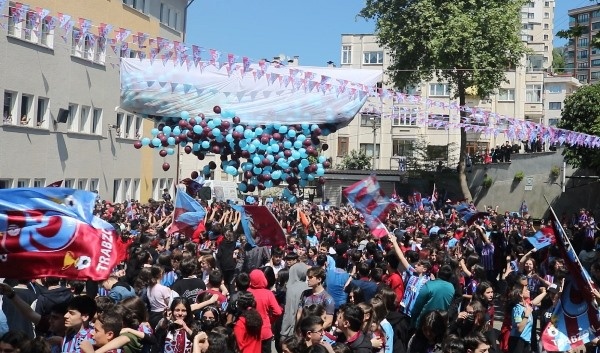 Trabzon'da Mehmet Akif Ersoy Ortaokulu öğrencilerinden şampiyonluk kutlaması. Foto Haber 3