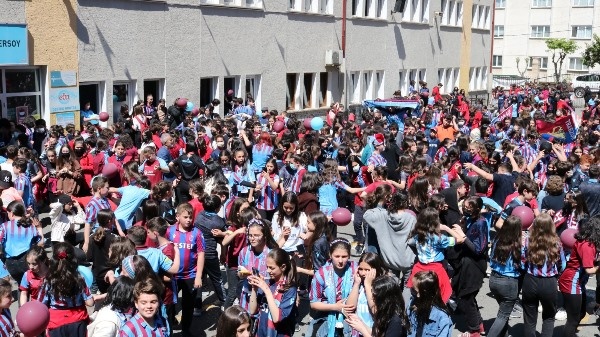 Trabzon'da Mehmet Akif Ersoy Ortaokulu öğrencilerinden şampiyonluk kutlaması. Foto Haber 4