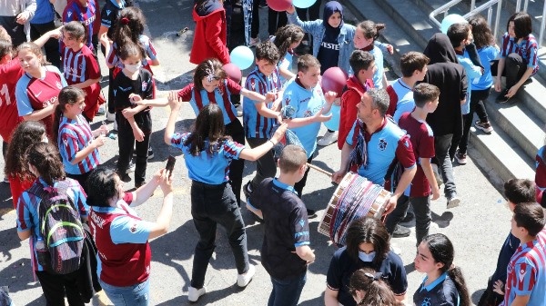 Trabzon'da Mehmet Akif Ersoy Ortaokulu öğrencilerinden şampiyonluk kutlaması. Foto Haber 2