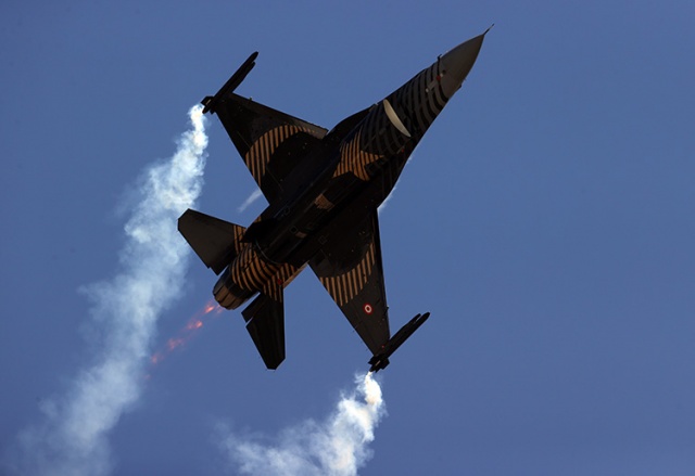 SOLOTÜRK yeni manevrasıyla F-16 sınırlarını aştı. Foto Haber 4