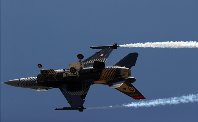 SOLOTÜRK yeni manevrasıyla F-16 sınırlarını aştı. Foto Haber 7