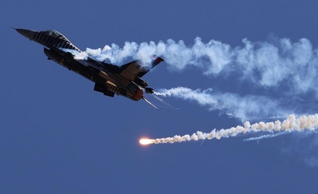 SOLOTÜRK yeni manevrasıyla F-16 sınırlarını aştı. Foto Haber 1