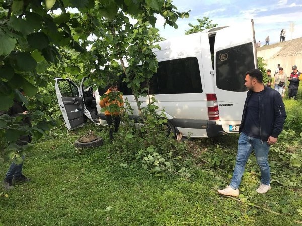 Ordu'da minibüs fındık bahçesine uçtu! 11 kişi yaralı. Foto Haber 4