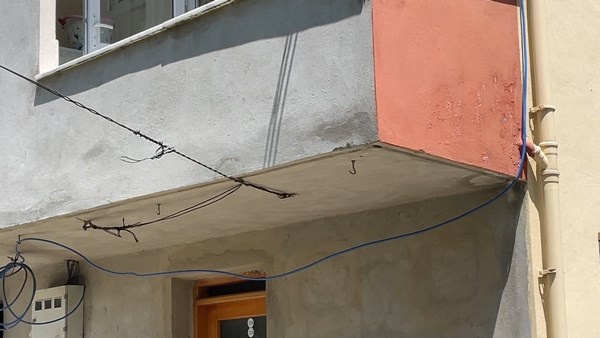 Rize'de elektrik direği yıkılmasın diye yapmadığı kalmadı 4