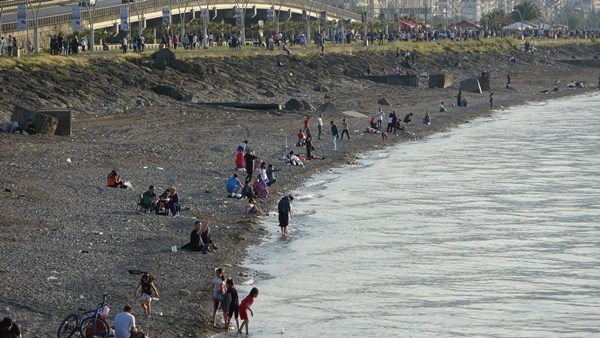 Trabzon'da sahil 40 yıl önceye döndü! Vatandaşlar akın etti. Foto Haber 2