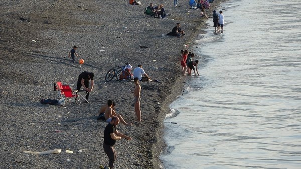 Trabzon'da sahil 40 yıl önceye döndü! Vatandaşlar akın etti. Foto Haber 4