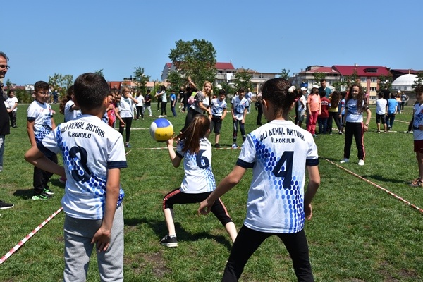 Trabzon'da öğrenciler "Geleneksel Çocuk Şenliği"nde oyunlar oynadı. Foto Haber 9