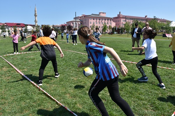 Trabzon'da öğrenciler "Geleneksel Çocuk Şenliği"nde oyunlar oynadı. Foto Haber 2