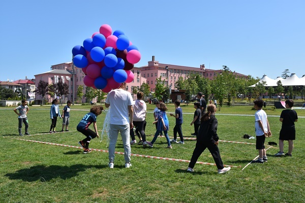 Trabzon'da öğrenciler "Geleneksel Çocuk Şenliği"nde oyunlar oynadı. Foto Haber 13