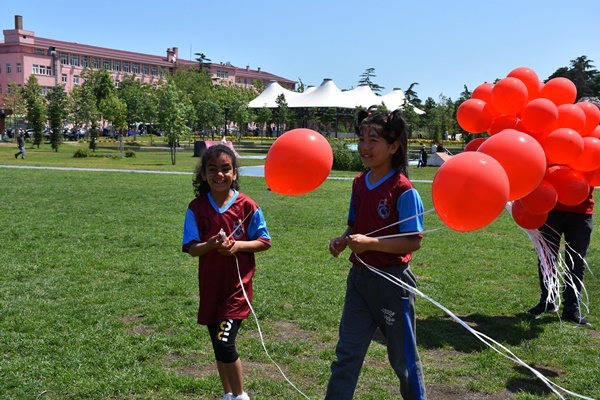 Trabzon'da öğrenciler "Geleneksel Çocuk Şenliği"nde oyunlar oynadı. Foto Haber 10