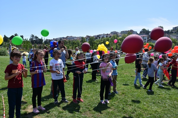 Trabzon'da öğrenciler "Geleneksel Çocuk Şenliği"nde oyunlar oynadı. Foto Haber 14