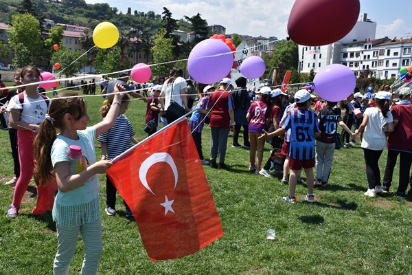 Trabzon'da öğrenciler "Geleneksel Çocuk Şenliği"nde oyunlar oynadı. Foto Haber 12
