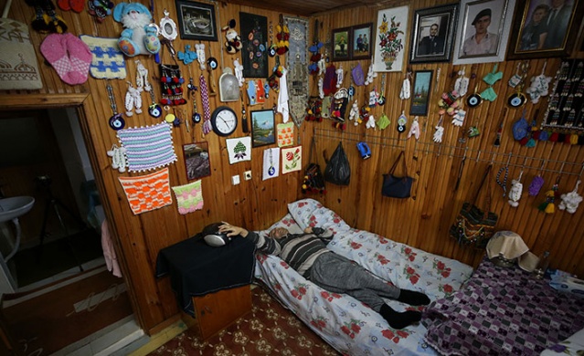 Yatağa bağımlı Bilgin'in odasını hediyelik eşyalar süslüyor. 11 Haziran 2022. Foto Haber 14