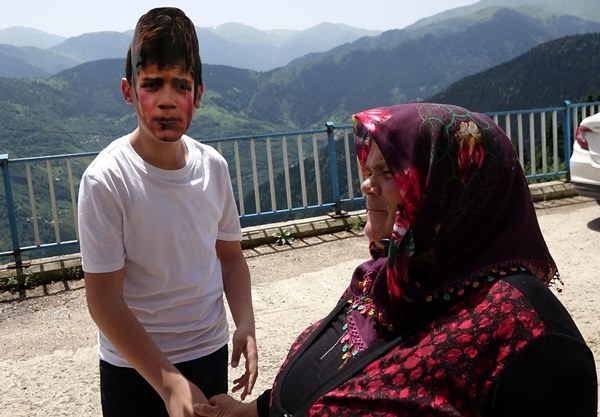 Şehit Eren Bülbül maskeli ziyaret, annesini duygulandırdı. Foto Haber 10