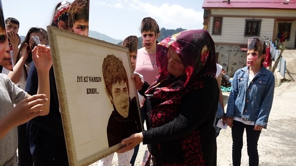 Şehit Eren Bülbül maskeli ziyaret, annesini duygulandırdı. Foto Haber 6