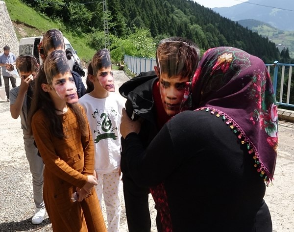 Şehit Eren Bülbül maskeli ziyaret, annesini duygulandırdı. Foto Haber 7