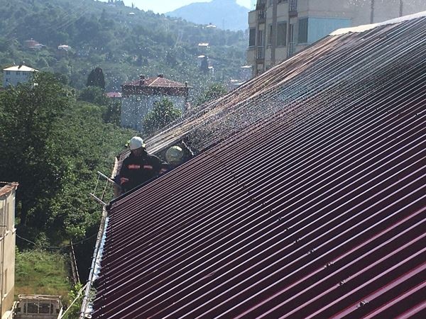 Trabzon'da çatı yangını paniğe neden oldu. Foto Haber 7