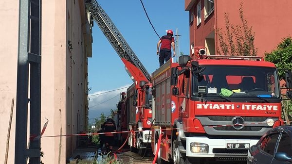 Trabzon'da çatı yangını paniğe neden oldu. Foto Haber 4