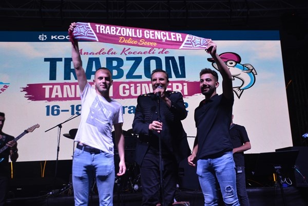 Rafet El Roman, Trabzonspor için bestelediği şarkıyı ilk kez konserinde söyledi. Foto Galeri 3
