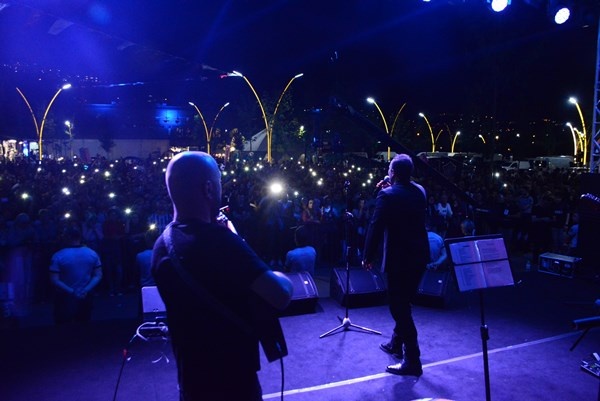 Rafet El Roman, Trabzonspor için bestelediği şarkıyı ilk kez konserinde söyledi. Foto Galeri 8