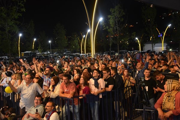 Rafet El Roman, Trabzonspor için bestelediği şarkıyı ilk kez konserinde söyledi. Foto Galeri 10