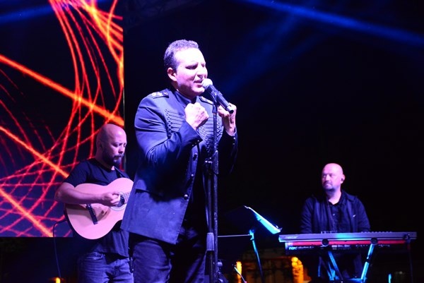 Rafet El Roman, Trabzonspor için bestelediği şarkıyı ilk kez konserinde söyledi. Foto Galeri 6