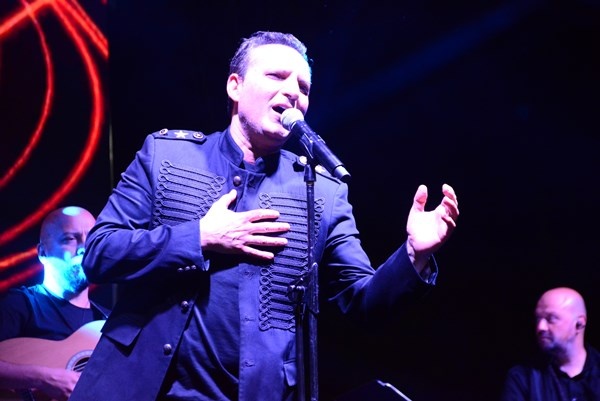 Rafet El Roman, Trabzonspor için bestelediği şarkıyı ilk kez konserinde söyledi. Foto Galeri 7