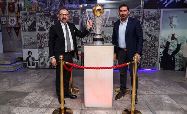 Trabzonspor'un şampiyonluk kupasına ziyaretçi akını! Foto Galeri 2