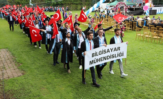 KTÜ Mühendislik Fakültesi'nde Mezuniyet Coşkusu. Foto Haber 18