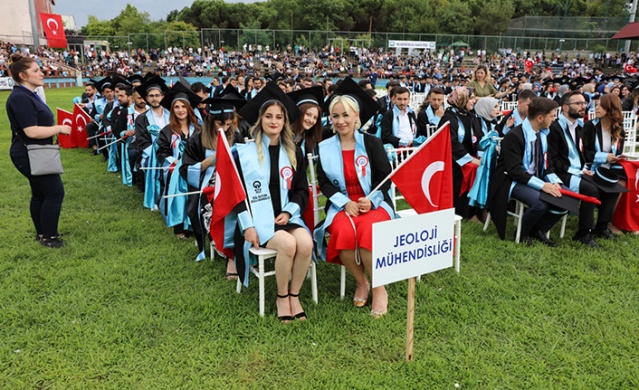 KTÜ Mühendislik Fakültesi'nde Mezuniyet Coşkusu. Foto Haber 19