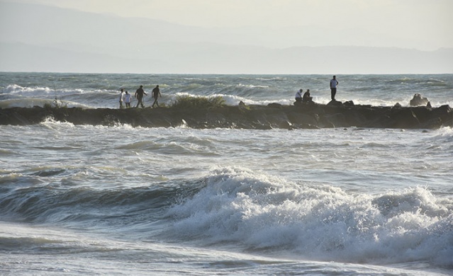 Trabzon'da denizde boğulma tehlikesi geçiren 3 kişiden 2'si kurtarıldı.Foto Haber 8