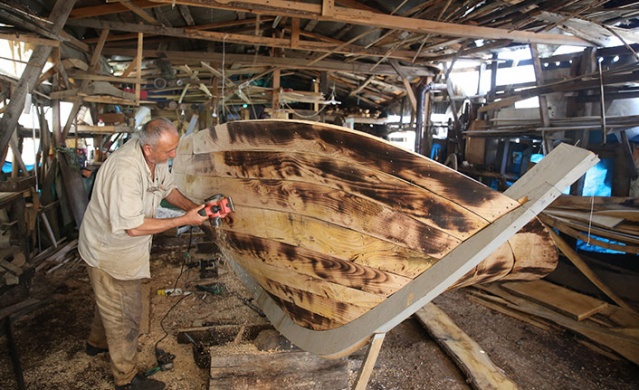 40 yıldır sevgi ile Karadenizli balıkçılara tekne yapıyor 10