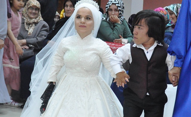 Sosyal medyadan tanışan 108 cm boyundaki çift evlendi 7