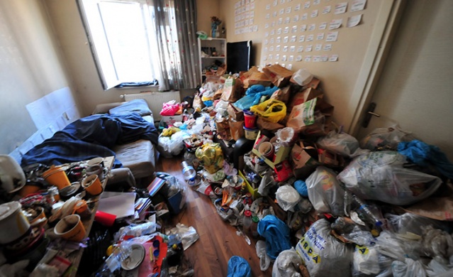 Boşaltılmak istenen çöp evde 1 yıldır odaya kilitli çocuk baygın bulundu. Foto Galeri 7