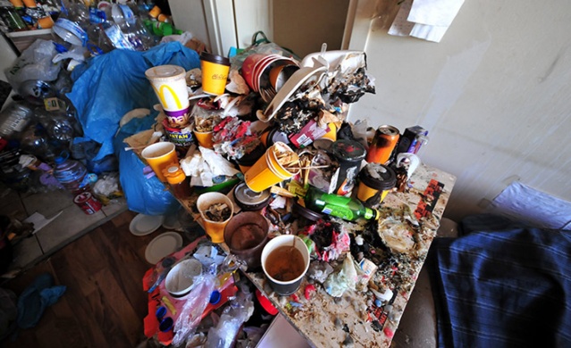 Boşaltılmak istenen çöp evde 1 yıldır odaya kilitli çocuk baygın bulundu. Foto Galeri 6