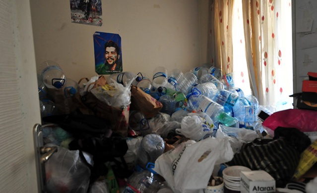Boşaltılmak istenen çöp evde 1 yıldır odaya kilitli çocuk baygın bulundu. Foto Galeri 4
