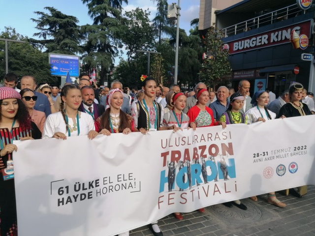 Trabzon'da horon festivali renkli görüntülerle başladı. 15 Eylül 2022 12