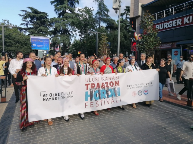 Trabzon'da horon festivali renkli görüntülerle başladı. 15 Eylül 2022 15