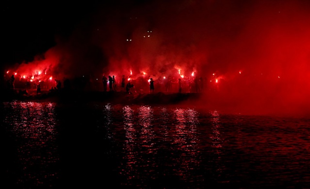 Trabzonsporlu taraftarlardan mükemmel gösteri "Bir meşale de sen yak" Foto Haber 5