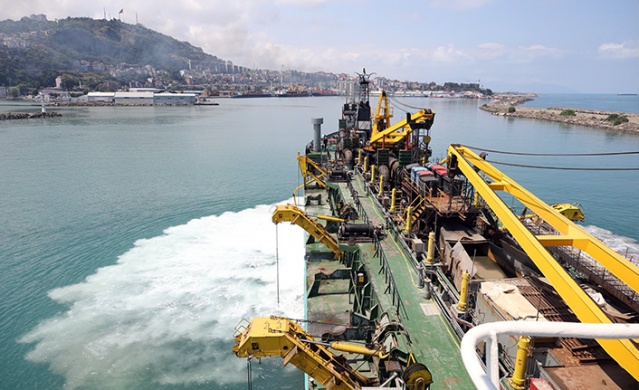 Trabzon Limanı'nda 30 yıl sonra yapılan dip taramasında 100 ton çöp çıktı. Foto Haber 14