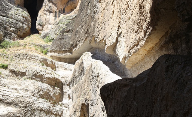 Doğa harikası Cehennem Deresi Kanyonu'nda yürüyüş merdiveni için kayaları oyup kazıdılar 2
